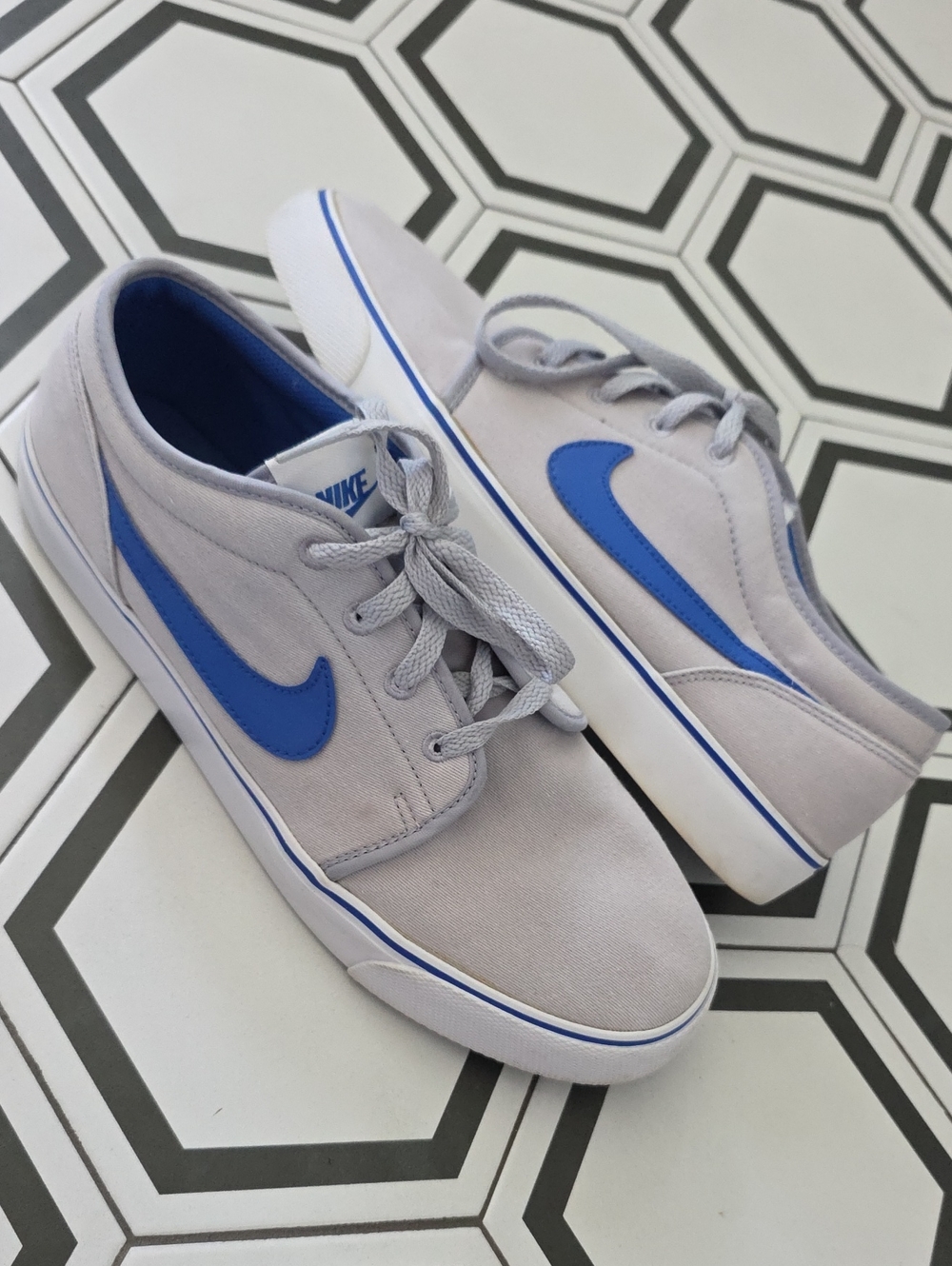 Nike Men’s Low-Top Sneakers - Light Gray with Blue Swoosh